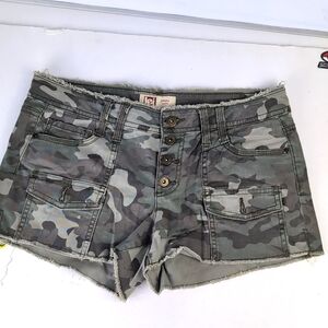 Lei Ashley Low rise Green Camo Short Size 9 R Sexy Country